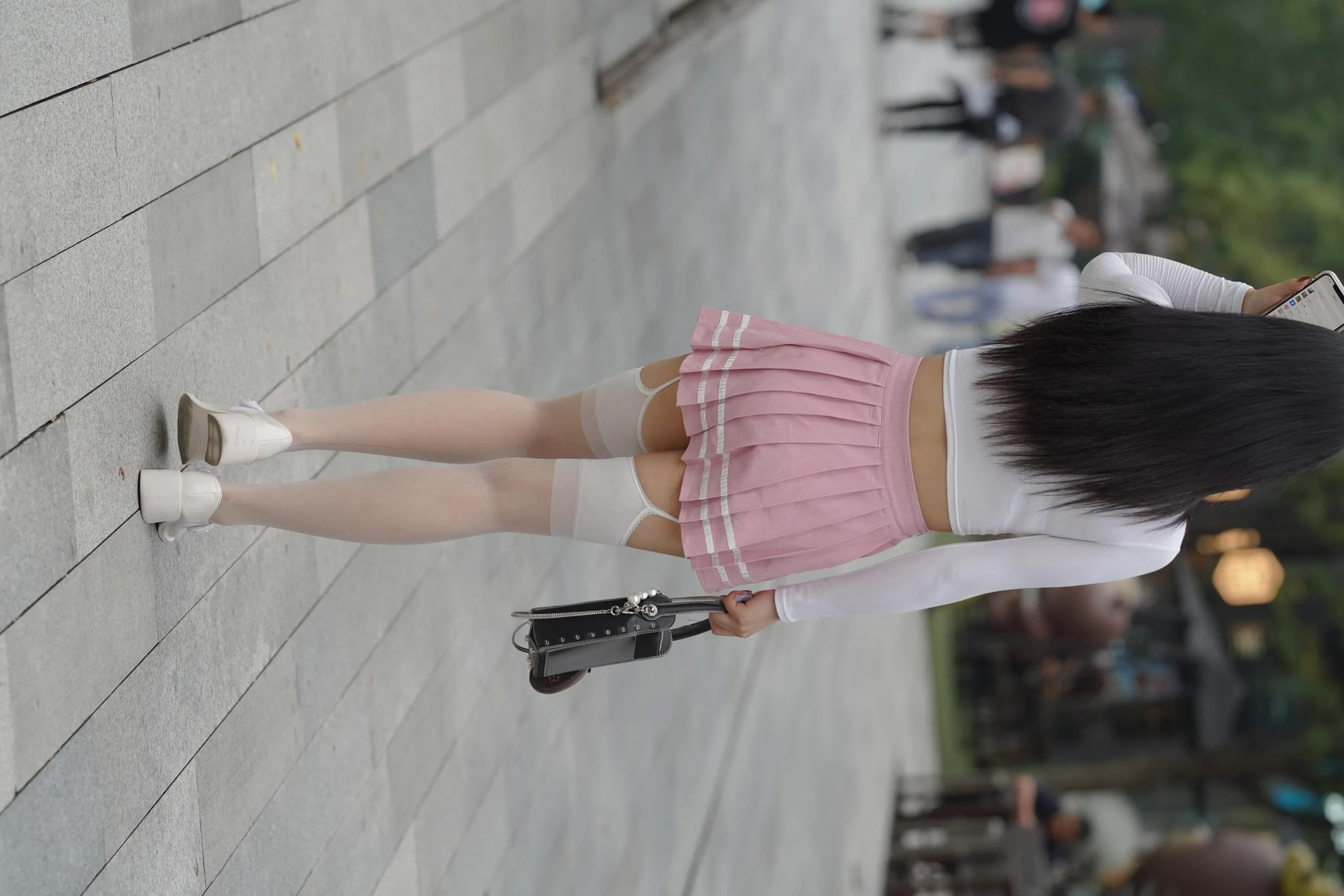 魔镜街拍 NO.161 街拍白丝吊带袜美女 [109P]插图5